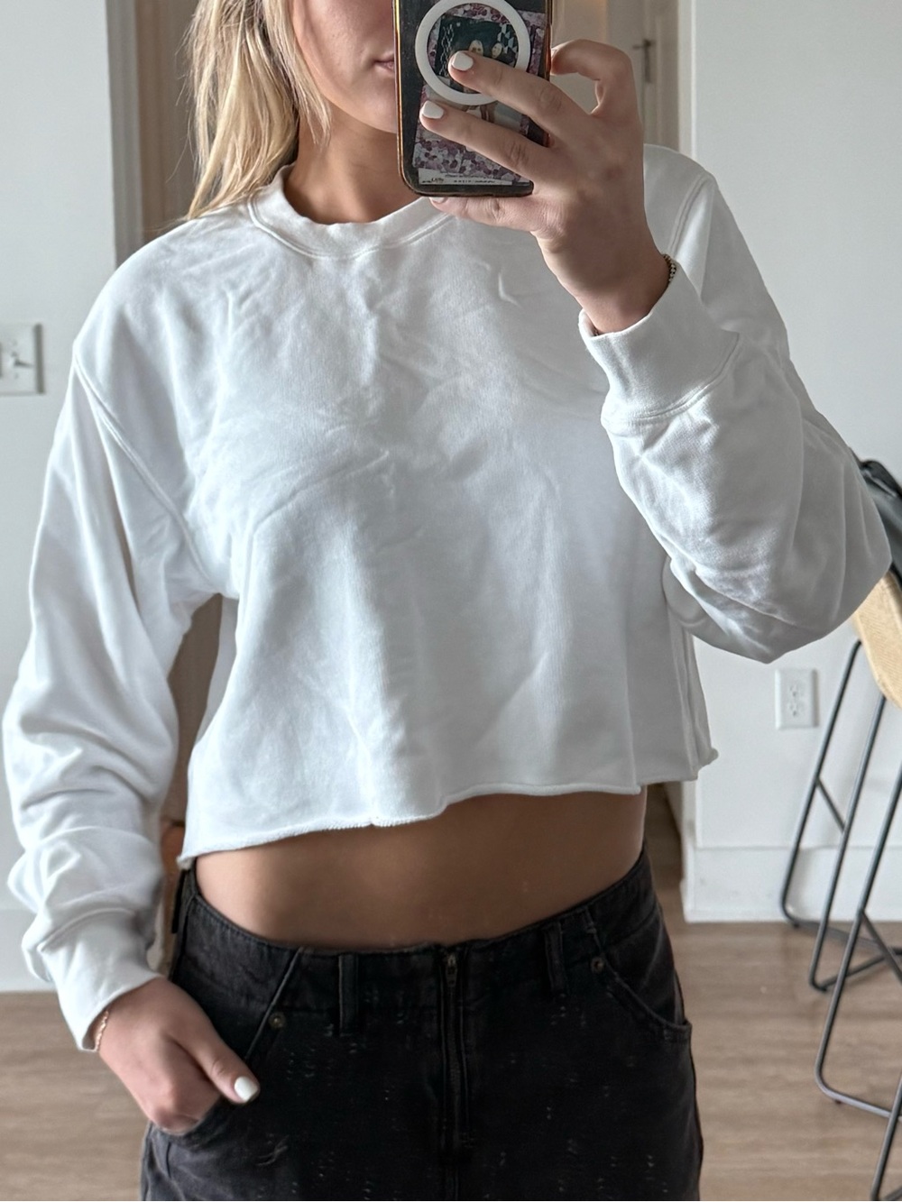 Aritzia Tna Women’s White Cropped Crewneck Sweatshirt
